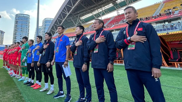 Huấn luyện viên Đinh Hồng Vinh (ngoài cùng bên phải) hài lòng về sự thể hiện của các học trò trước đối thủ mạnh U22 Uzbekistan. (Ảnh: VFF)