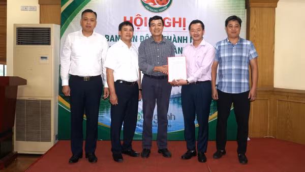 Phó Giám đốc Sở Văn hóa và Thể thao Hà Nội Phạm Xuân Tài trao quyết định của của Ủy ban nhân dân Thành phố Hà Nội về việc công nhận Ban vận động thành lập Liên đoàn Pickleball Thành phố Hà Nội. 