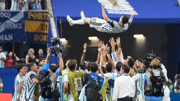 Lionel Messi được các đồng đội tung hô sau khi cùng Argentina tạo nên màn ngược dòng khó tin trước Ai Cập. (Ảnh: THX/TTXVN)