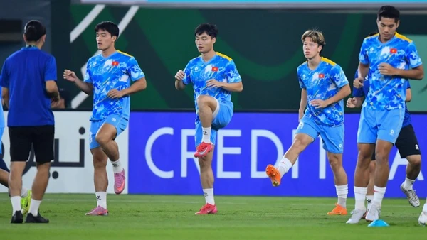 U23 Việt Nam trở lại sân tập chuẩn bị cho trận tứ kết gặp U23 UAE. (Ảnh: VFF)