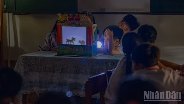 Lớp học STEAM đặc biệt với các học liệu được tái chế từ thùng, bìa carton tại trường tiểu học Lý Tự Trọng, thành phố Đà Nẵng.