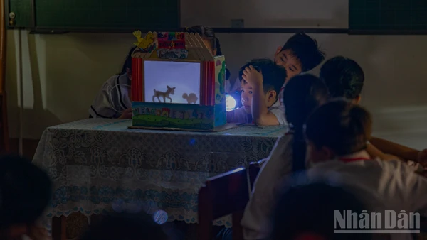 Lớp học STEAM đặc biệt với các học liệu được tái chế từ thùng, bìa carton tại trường tiểu học Lý Tự Trọng, thành phố Đà Nẵng.