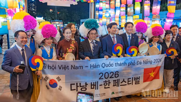 Lãnh đạo thành phố Đà Nẵng chụp ảnh lưu niệm cùng các đại biểu đến từ Hàn Quốc tại sự kiện.