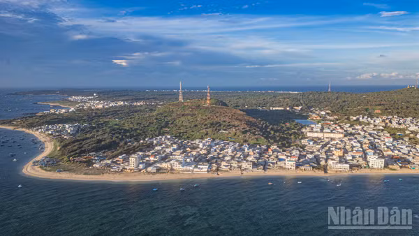 Nhìn từ không trung, đặc khu Phú Quý rộng hơn 16km2 hiện lên như một viên ngọc xanh biếc bồng bềnh giữa đại dương.