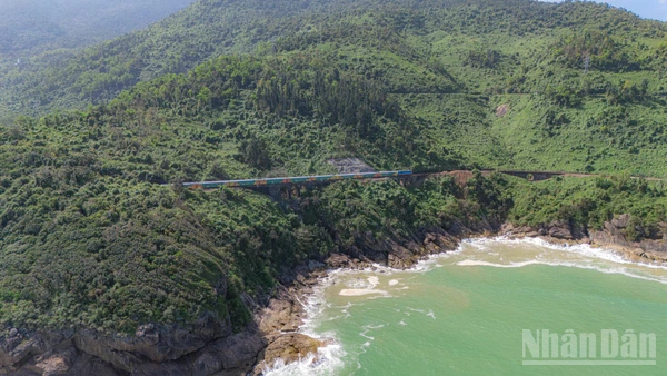 Đoàn tàu giữa không gian hùng vĩ, nên thơ của "thiên hạ đệ nhất hùng quan" Hải Vân.