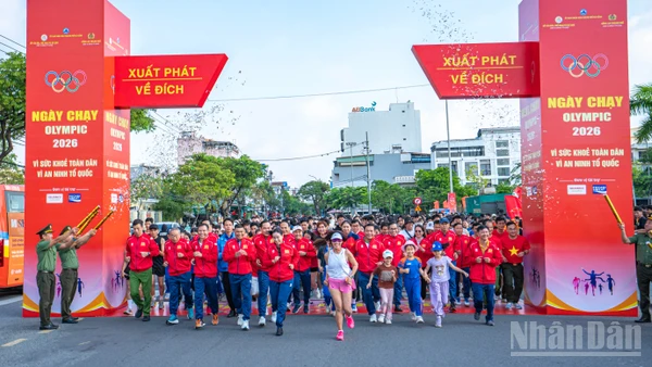 Đại diện lãnh đạo thành phố Đà Nẵng, lực lượng vũ trang cùng người dân đầy năng lượng tại điểm xuất phát. 