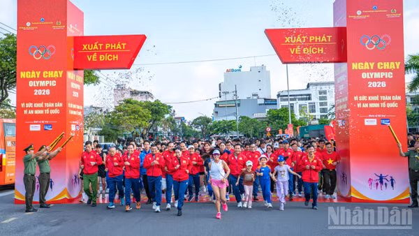 Đại diện lãnh đạo thành phố Đà Nẵng, lực lượng vũ trang cùng người dân đầy năng lượng tại điểm xuất phát. 