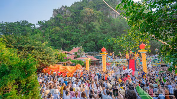 Hàng chục nghìn người đã có mặt tại chân núi Kim Sơn - danh thắng Ngũ Hành Sơn, thành phố Đà Nẵng để tham dự và chứng kiến Lễ vía Đức Bồ Tát Quán Thế Âm. 