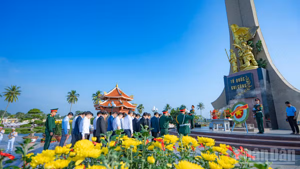 Đoàn công tác dâng hoa, dâng hương tưởng nhớ và tri ân các anh hùng liệt sĩ tại Nghĩa trang liệt sĩ Điện Bàn.