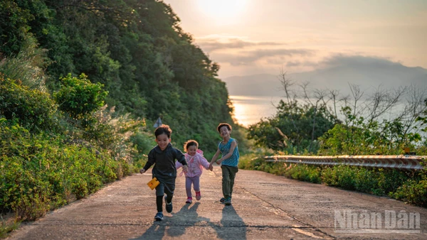 [Video] Hành trình "săn" hoàng hôn Sơn Trà và cuộc hội ngộ bất ngờ với "Nữ hoàng linh trưởng" 
