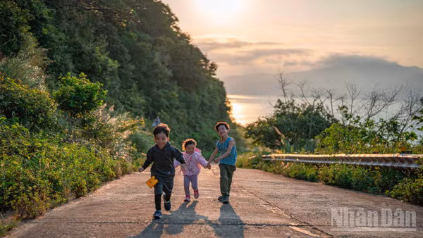 [Video] Hành trình "săn" hoàng hôn Sơn Trà và cuộc hội ngộ bất ngờ với "Nữ hoàng linh trưởng" 
