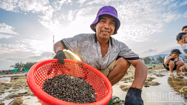 Người dân vui vẻ cùng chiến lợi phẩm thu được tại Hòn Đen.