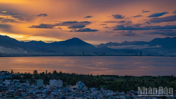 Cung đường Nguyễn Tất Thành, Đà Nẵng mang một vẻ đẹp hùng vĩ và huy hoàng trong ánh hoàng hôn.