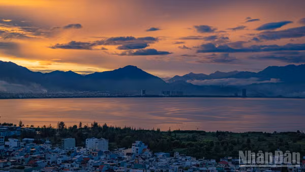 Cung đường Nguyễn Tất Thành, Đà Nẵng mang một vẻ đẹp hùng vĩ và huy hoàng trong ánh hoàng hôn.