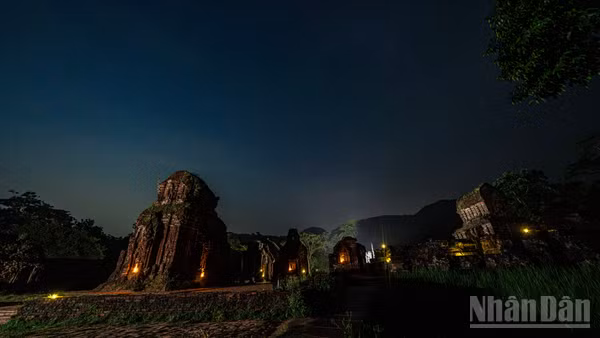 Khi bóng tối bao trùm thung lũng, khu Di tích Mỹ Sơn không chìm vào tĩnh lặng mà bắt đầu một cuộc đối thoại đặc biệt với hàng triệu vì sao.