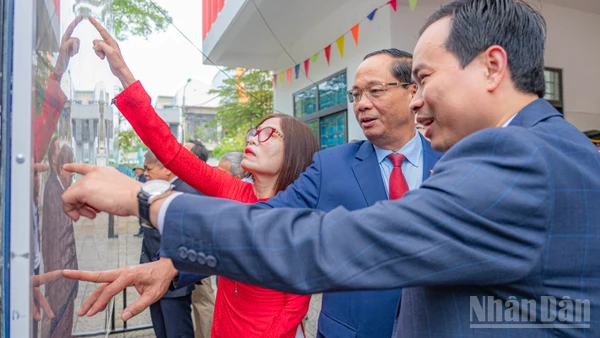 Phó Chủ tịch Quốc hội Trần Quang Phương cùng các cử tri Đà Nẵng