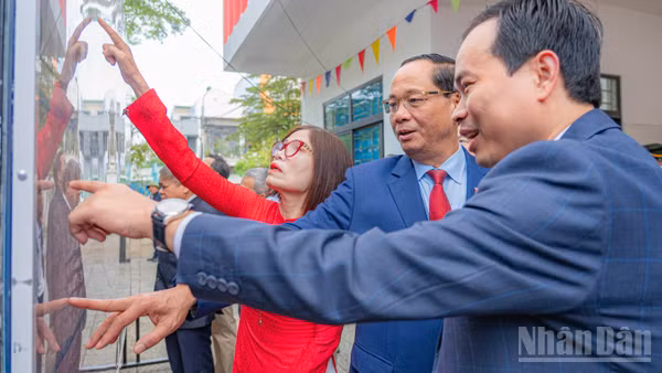 Phó Chủ tịch Quốc hội Trần Quang Phương cùng các cử tri Đà Nẵng