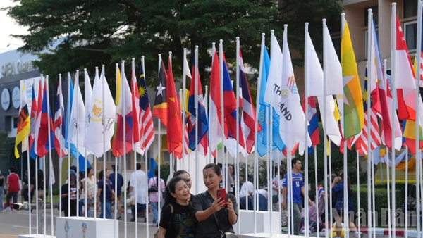 Quốc kỳ của 11 quốc gia khu vực Đông Nam Á tham dự SEA Games 33.