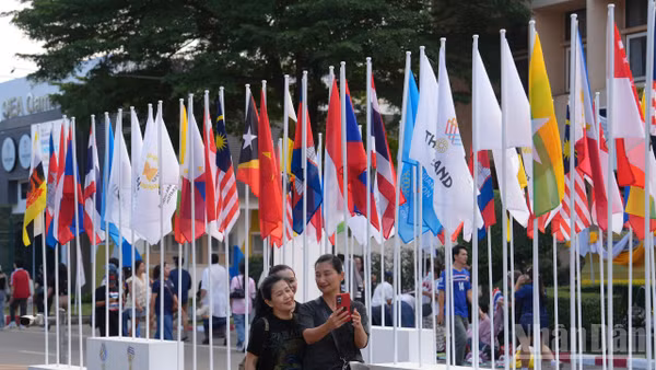 Quốc kỳ của 11 quốc gia khu vực Đông Nam Á tham dự SEA Games 33.