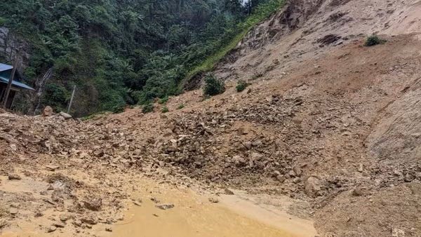 Ách tắc giao thông cục bộ do sạt lở đất trên đường tỉnh 177, tỉnh Tuyên Quang.