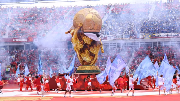 Các nghệ sĩ và vũ công trình diễn quanh biểu tượng cúp vàng World Cup trong lễ khai mạc trên sân Toronto. (Ảnh: FIFA)