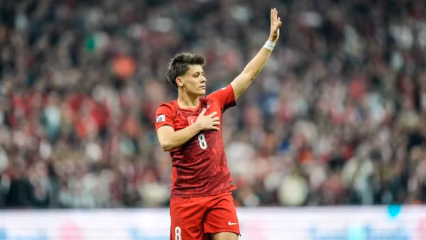 Tuyển thủ Arda Guler trong màu áo đội tuyển Thổ Nhĩ Kỳ. (Ảnh: FIFA)
