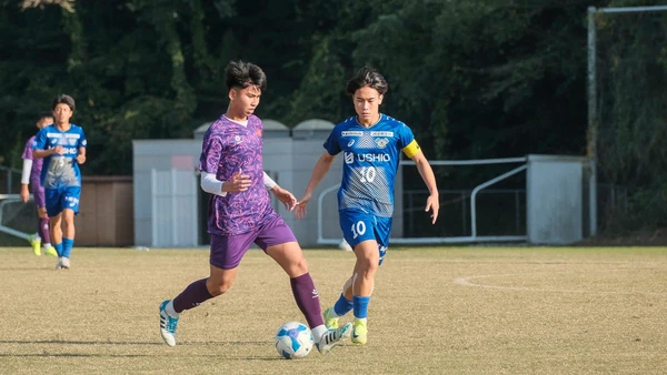 U17 Việt Nam (áo tím) giành chiến thắng trước các cầu thủ Nhật Bản. (Ảnh: VFF)