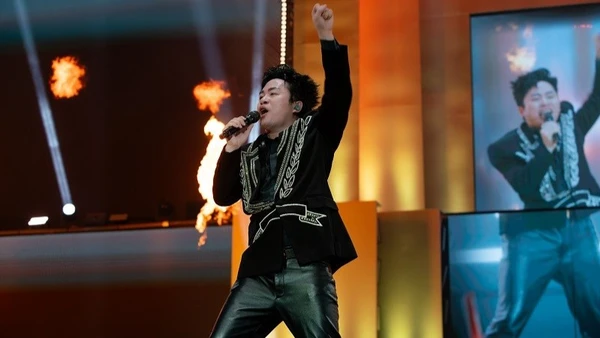 Tùng Dương "lột xác" ấn tượng trong đêm nhạc "Her Concert". (Ảnh: CAO THIÊN SINH)