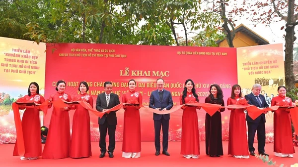 Các đại biểu cắt băng khai mạc chuỗi hoạt động. 