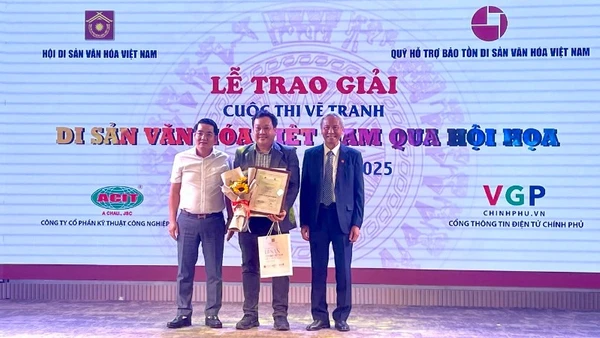 Trao giải Nhất cho tác phẩm khắc gỗ "Dưới bóng nghìn năm" của tác giả Lê Phi Hùng. 