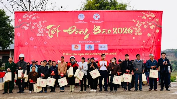 Trao tặng quà cho những gia đình có hoàn cảnh khó khăn tại xã Chiêm Hóa, tỉnh Tuyên Quang. (Ảnh: BTC)