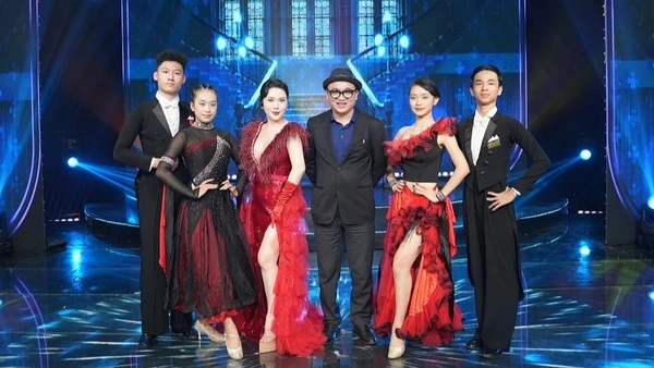 Ca sĩ trẻ Thương Thảo (thứ ba từ trái sang) phối hợp nhà thơ, nhạc sĩ Ngọc Lê Ninh (ở giữa) ra mắt MV “Nỗi nhớ chơi vơi”.