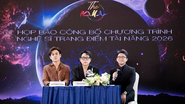 Từ trái qua: Nghệ sĩ trang điểm Hồ Thiên Tuấn, nghệ sĩ trang điểm Hồ Khanh và Tổng Đạo diễn Hải Triều chia sẻ thông tin về chương trình. (Ảnh: BTC)