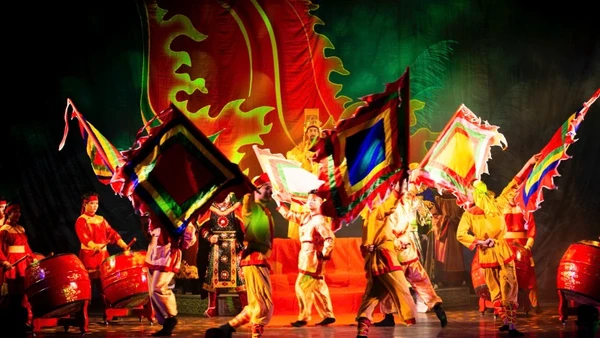 Đoàn nghệ thuật cải lương Vàm Cỏ mang vở “Đế đô sóng cả” lưu diễn tại miền bắc. 