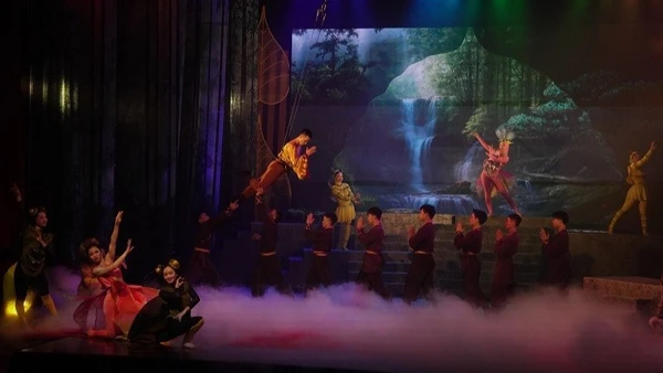 Vở diễn "Trần Nhân Tông" gây ấn tượng bởi sự kết hợp độc đáo giữa ngôn ngữ cải lương và xiếc.