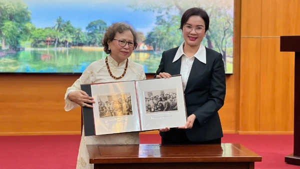 Khu Di tích Chủ tịch Hồ Chí Minh tại Phủ Chủ tịch tiếp nhận ảnh tư liệu do gia đình bà Lê Phương trao tặng. 