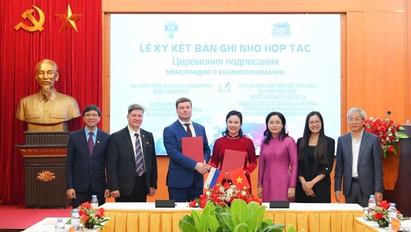 Đại diện Khu Di tích Chủ tịch Hồ Chí Minh tại Phủ Chủ tịch và Đại học Quốc gia Saint Petersburg (Liên bang Nga) ký kết Bản ghi nhớ hợp tác giai đoạn 2025-2030.