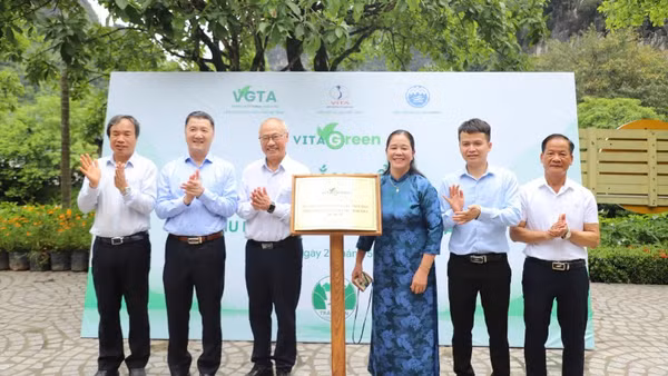 Thực hiện nghi thức gắn biển Du lịch Xanh VITA GREEN cho Khu Du lịch sinh thái Tràng An. (Ảnh: HOÀNG TRƯỜNG)