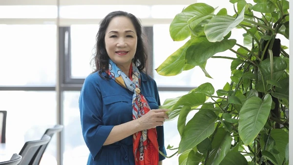 Nghệ sĩ Nhân dân Trịnh Thúy Mùi - người luôn đắm đuối với sân khấu Việt Nam. (Ảnh: BIN LEO)