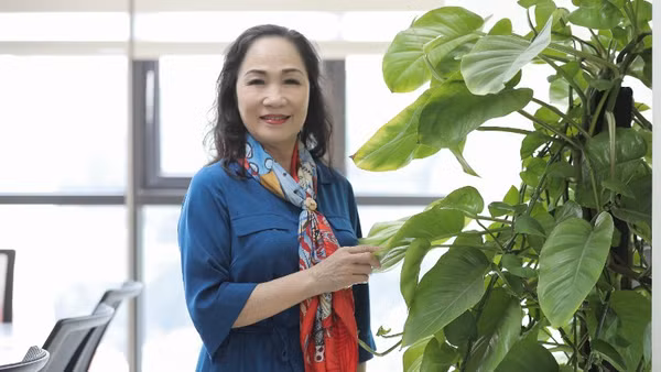 Nghệ sĩ Nhân dân Trịnh Thúy Mùi - người luôn đắm đuối với sân khấu Việt Nam. (Ảnh: BIN LEO)