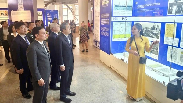 Các đại biểu tham quan Trưng bày chuyên đề: “Dấu chân Hồ Chí Minh trên quê hương Cách mạng Tháng Mười”.