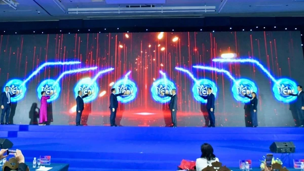 Các đại biểu thực hiện nghi thức phát động và cam kết thực thi Bộ giá trị Văn hóa Kinh doanh Việt Nam. (Ảnh: PHẠM SỸ)