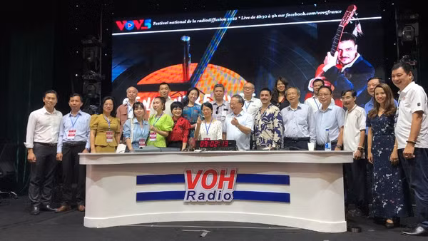 Tổng Giám đốc VOV Đỗ Tiến Sỹ chúc mừng Hội đồng Giám khảo và ê-kíp thực hiện phát thanh trực tiếp tại đài VOH (Thành phố Hồ Chí Minh), Liên hoan Phát thanh lần thứ XV - Năm 2022. (Ảnh: VOV)