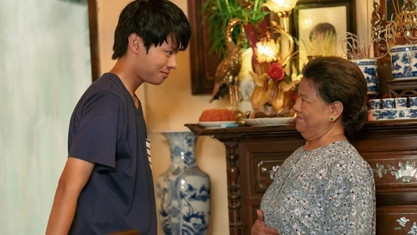 Nghệ sĩ Nhân dân Thanh Hoa vào vai người bà nhân hậu, giàu tình yêu thương trong phim "Thế hệ kỳ tích". (Ảnh: ĐOÀN PHIM CUNG CẤP)