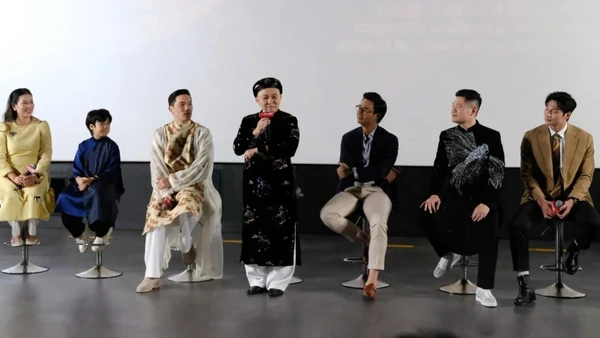 Các nghệ sĩ giao lưu cùng khán giả trong buổi giới thiệu phim "Mùi Phở". (Ảnh: ANH VŨ)