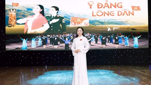 Ca sĩ Trần Bích Ngọc tại buổi ra mắt dự án âm nhạc “Ý Đảng - Lòng dân”. (Ảnh: BÁ HẢI)