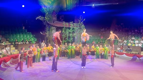 Chương trình đưa người xem khám phá bản sắc văn hóa ba miền qua ngôn ngữ xiếc và ảo thuật. 