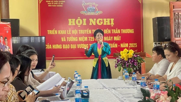 Nghệ sĩ Nhân dân Thúy Ngần biểu diễn tại Hội nghị triển khai Lễ hội truyền thống đền Trần Thương. 