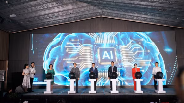 Các đại biểu thực hiện nghi thức phát động Cuộc thi "AI Thực chiến” 2026. (Ảnh: VTV)