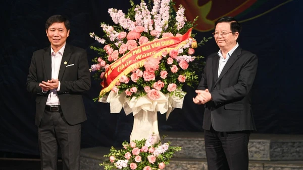 Phó Thủ tướng Chính phủ Mai Văn Chính dự buổi diễn và gửi lẵng hoa chúc mừng. (Ảnh: AN NHIÊN)